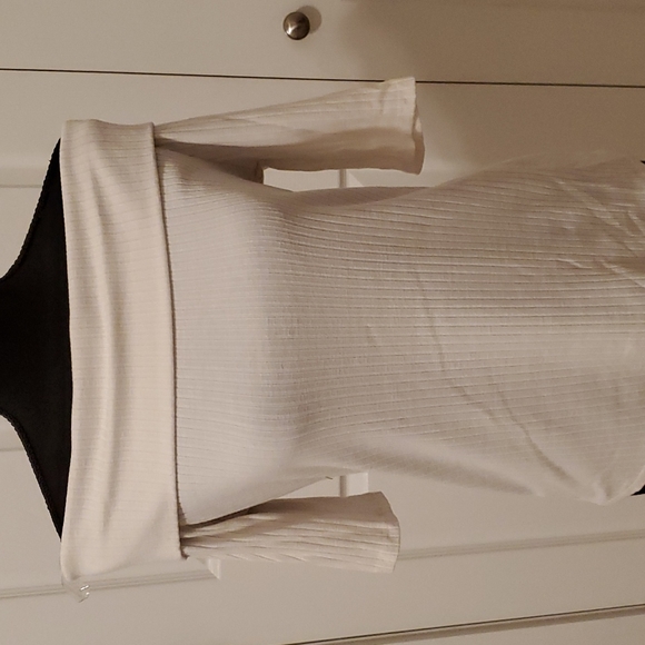 Stylish Off-The Shoulder White Top Size Large - Picture 2 of 3